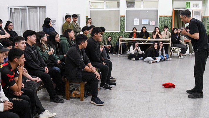 700 alumnos participaron  de una obra de teatro sobre la inteligencia emocional