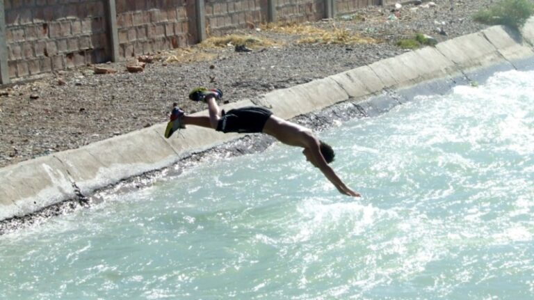 Irrigación Mendoza advierte sobre los riesgos de bañarse en los canales de riego