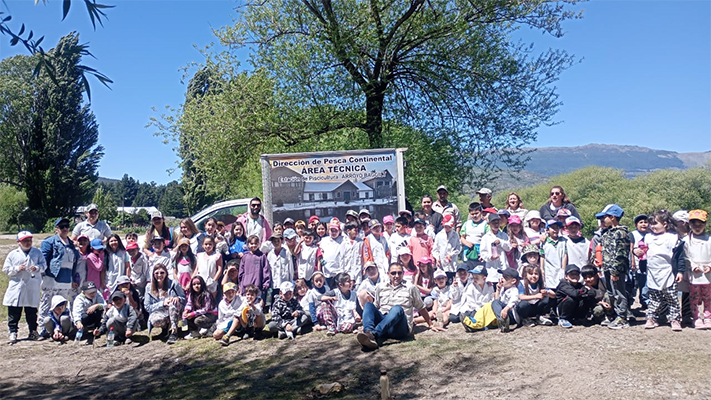 Estudiantes de todo el país recorren la estación de piscicutura de Arroyo Bagillt