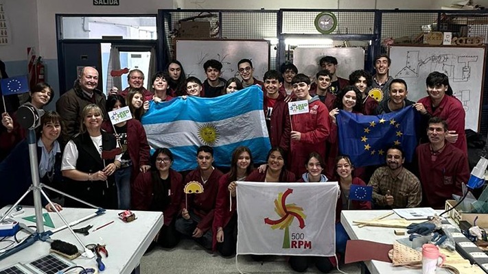 Escuela de Gaiman construyó su propio aerogenerador