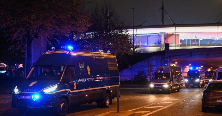 Un individuo secuestra al menos a tres personas en un restaurante en los alrededores de París