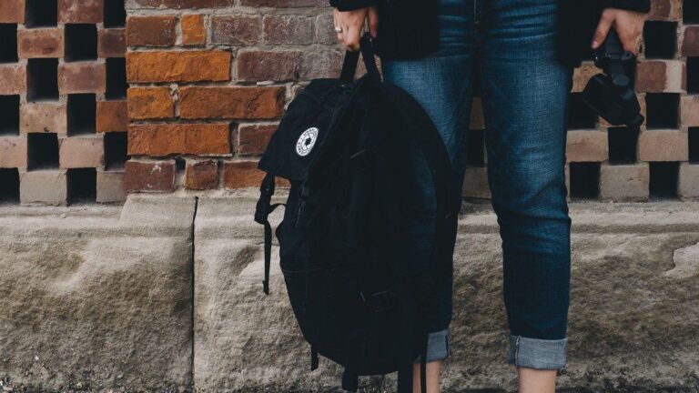 El final de las mochilas: las versiones inteligentes con pantallas LED son el boom de 2025