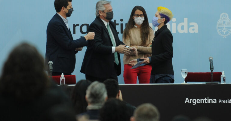 Trump eliminó el género X: qué pasará con los que tienen documentos no binarios en Argentina
