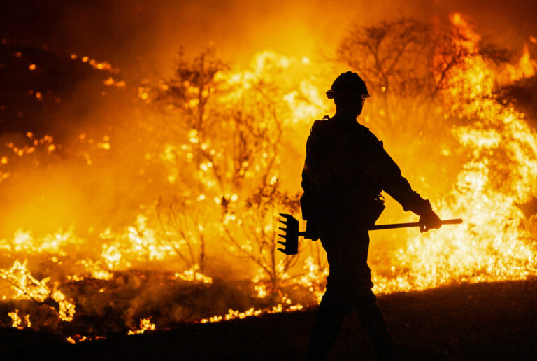 Ingentes esfuerzos para contener el nuevo incendio al norte de Los Ángeles