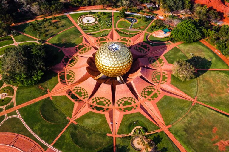 Cómo es la ciudad que no tiene políticos, no usa dinero y que desafía las reglas del mundo