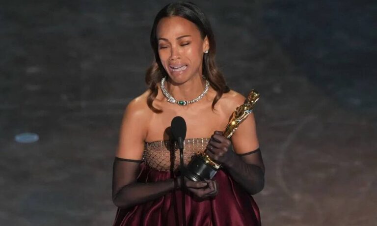 El llanto de Zoe Saldaña tras ganar el Oscar en medio de la polémica por Emilia Pérez