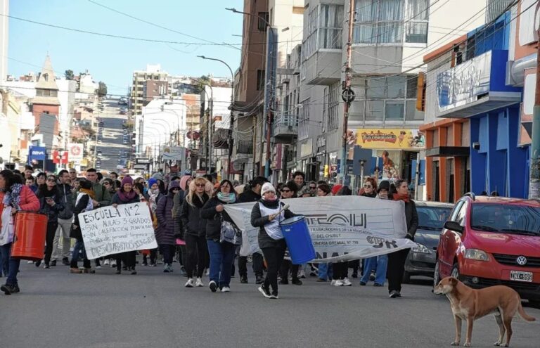 Docentes de la ATECh van al paro por 48 horas y este miércoles marchan a Rawson
