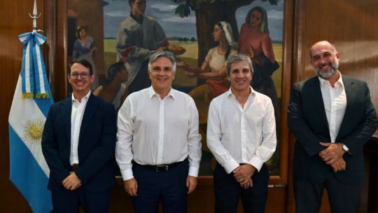 Llaryora, entre los elogios de Caputo, la deuda con Córdoba y el apoyo a Milei por el FMI