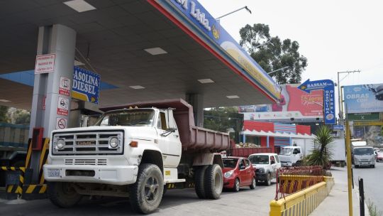 Bolivia recorta subsidios a los combustibles ante la crisis económica