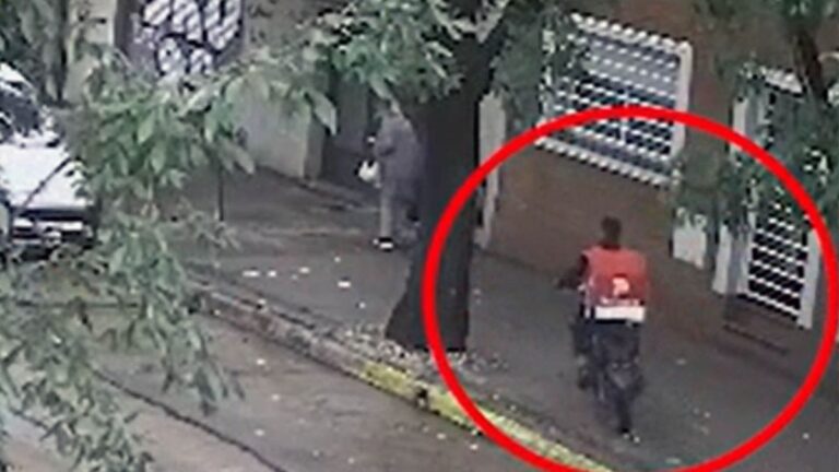 La Plata: delivery en moto le arrebató violentamente a una jubilada su bolso