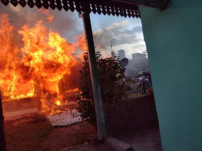 Estaba durmiendo, se despertó por una explosión y se prendió fuego su casa en Esquel