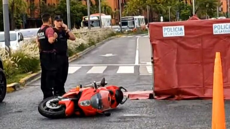 Choque fatal en Puerto Madero: un motociclista murió tras impactar contra un colectivo