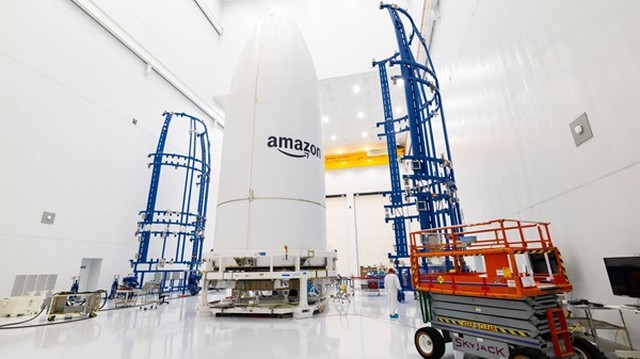 Amazon lanza internet satelital y desafía a Starlink de Elon Musk