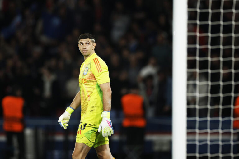 Premier League: Aston Villa con «Dibu» volvió a la victoria