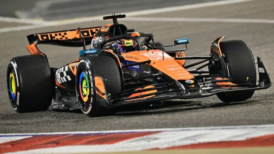 McLaren dominó el primer día de acción en Bahréin