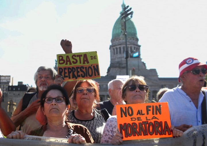 Jubilados llaman a organismos de derechos humanos a marchar contra la represión y el ajuste