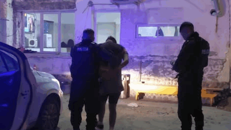 Una mujer golpeó y mordió a una policía en Polonia y Canadá