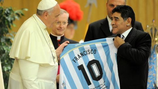 Francisco, Maradona, Messi y la pasión por el fútbol como mensaje social