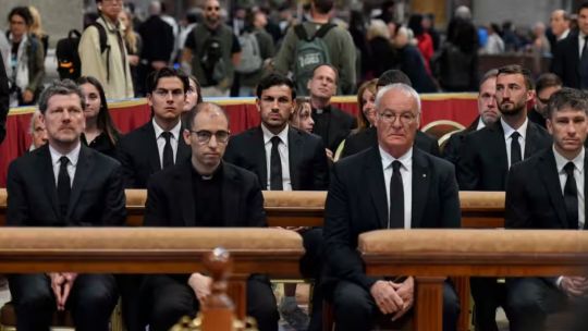 Homenaje en el Vaticano: futbolistas argentinos se acercaron a despedir al Papa Francisco