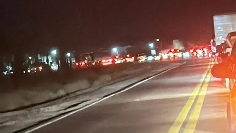 Violento choque en el tercer puente: una moto quedó debajo de una camioneta