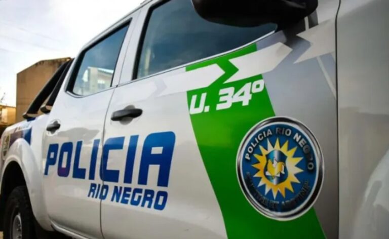 Un camión de Vialidad Nacional volcó y cayó a un barranco debido al «hielo negro» en la Ruta 40