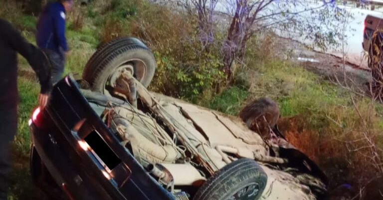 Por esquivar un camión, un joven despistó y volcó en la Ruta 3 de Comodoro: se salvó de milagro