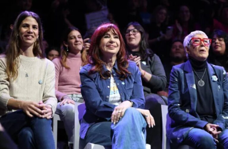 Cristina habló en un encuentro por el 25 de mayo y apuntó contra Milei: «El décimo default…»