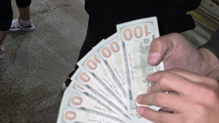 Una mujer le tendió una trampa y el estafador cayó con dólares falsos