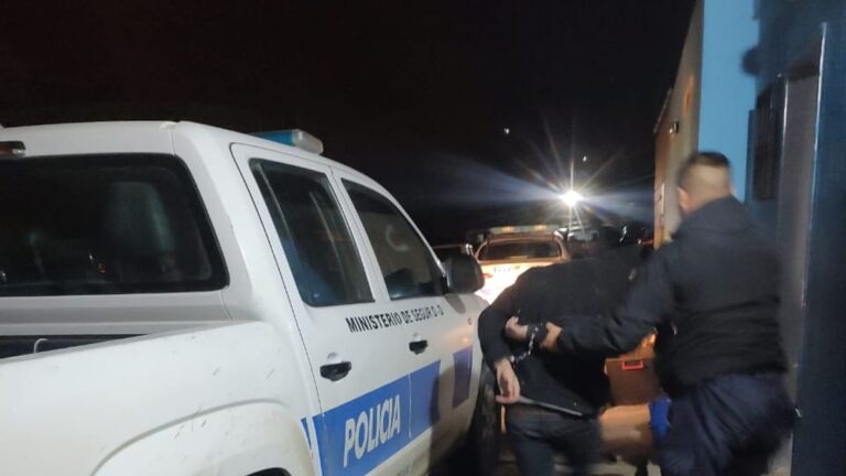 Quiso robar en un auto y sus dueños lo detuvieron