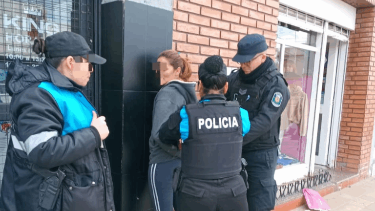 Una mujer le quiso robar a otra $20.000 en pleno centro