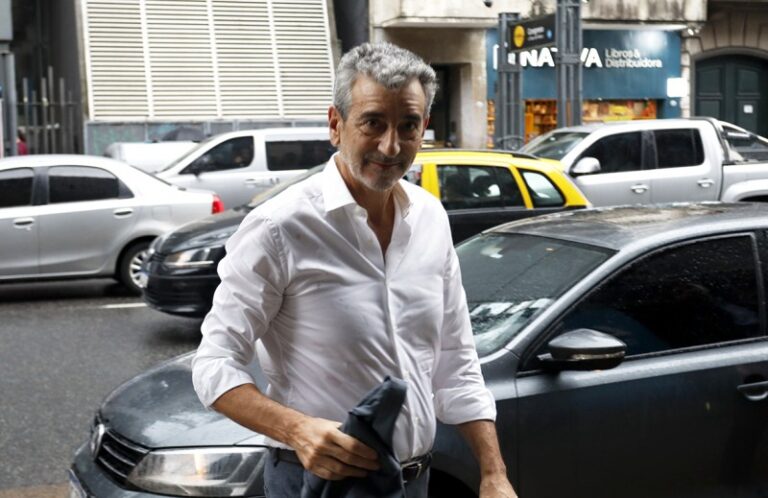 Santiago echó de Trenes a los funcionarios de Randazzo, que ahora critica al gobierno