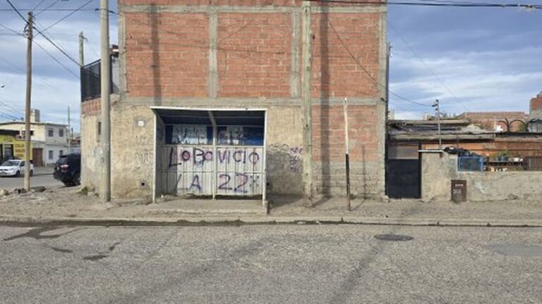 Esperaba el colectivo y una «motochorra» le robó la cartera