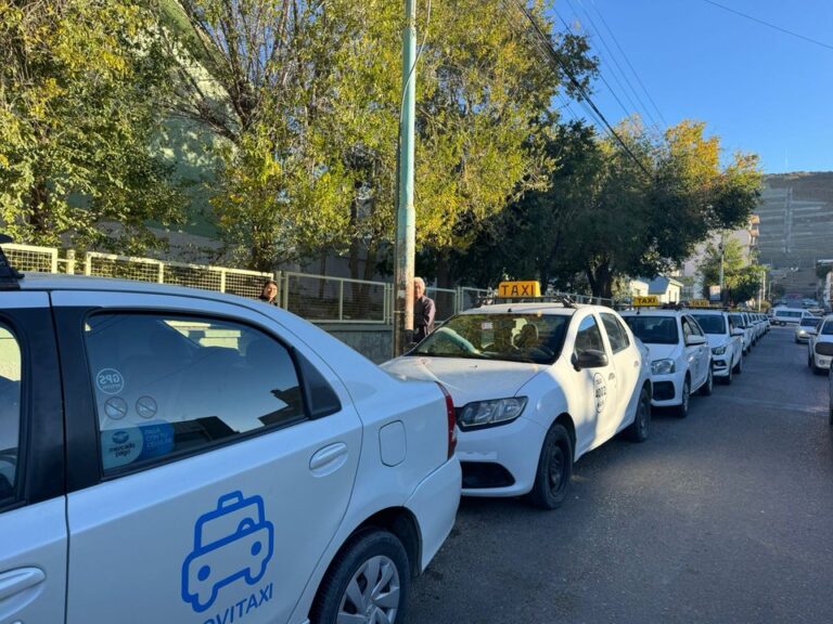 Paro de colectivos: Cuánto cuesta viajar en taxi en Comodoro Rivadavia?