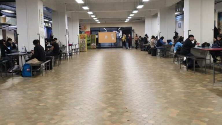 300 estudiantes comen por 250 pesos