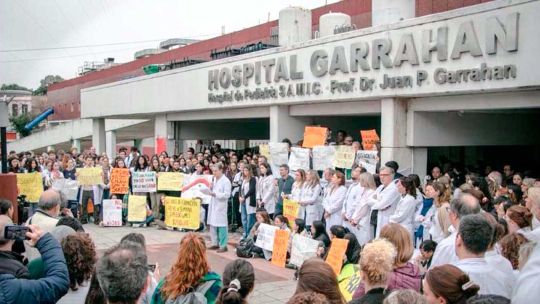 Conflicto del Garrahan: el Gobierno evalúa un aumento a los residentes para descomprimir