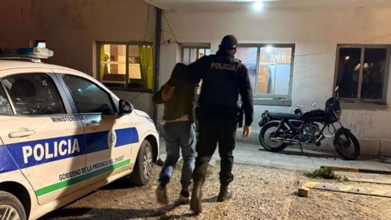 Ataque a taxista: dos jóvenes dañaron un vehículo tras negarse a un viaje