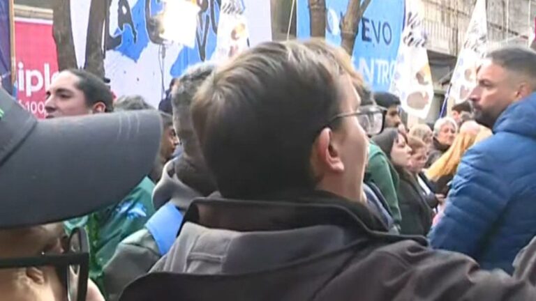 Así esperan los militantes a Cristina Kirchner en la sede del Partido Justicialista