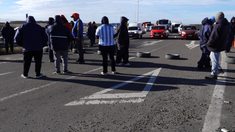 Marineros volverán a cortar Ruta 3 este martes y el SOMU bloquea acceso al puerto