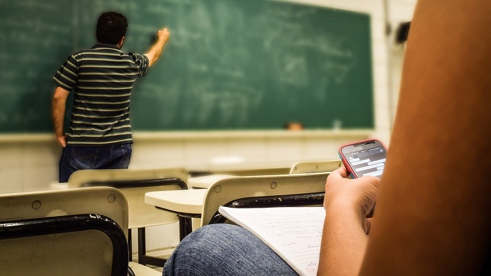 El 54% de los argentinos de 15 años se distrae por usar celular en clase