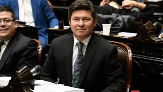 Lisandro Almirón sortea su sueldo de diputado en Corrientes: los términos y condiciones