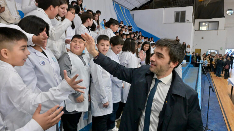 Torres encabezó el acto central por el Día de la Bandera en Trelew