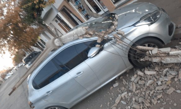 Se cayó un poste de hormigón sobre un automóvil y la conductora se salvó de milagro