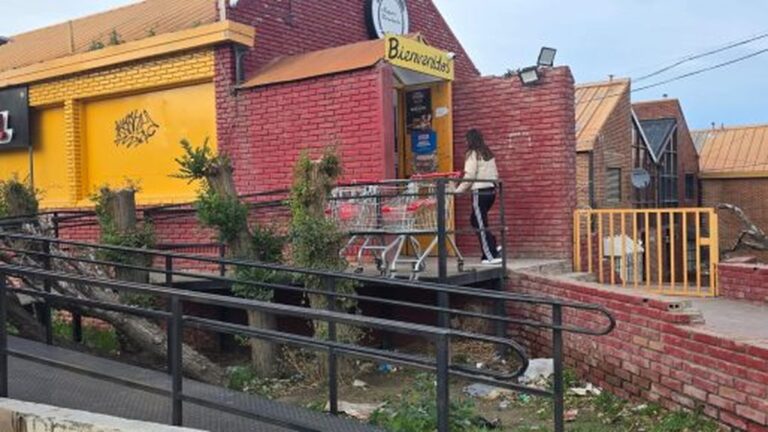 Comerciante china atacada por la espalda con un arma blanca