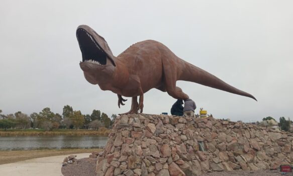 Colocaron el primero de los tres dinosaurios a escala del corredor turístico de ingreso a Trelew