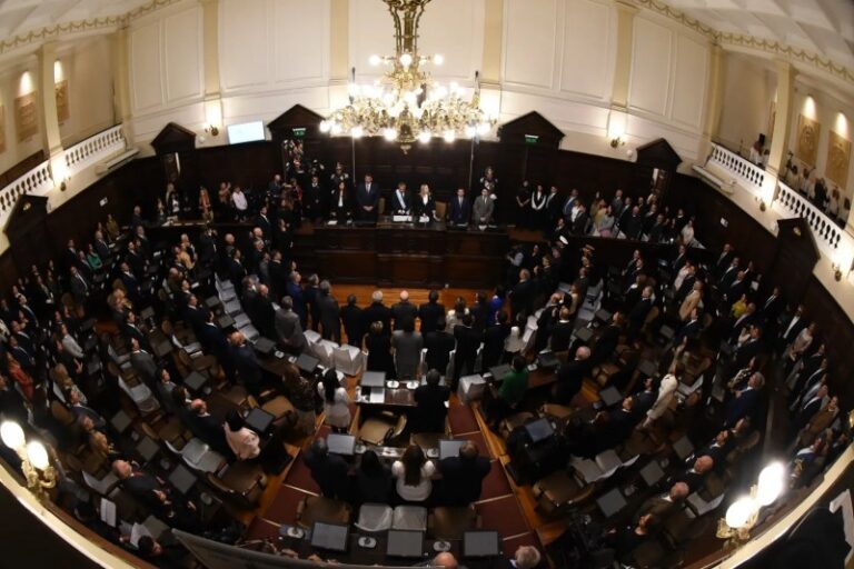 Mendoza sanciona dos leyes para que funcionarios den respuestas a demandas ciudadanas