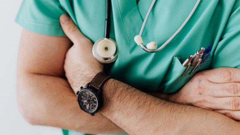 Residencias médicas: oficializan reforma y fijan fecha del «examen único»