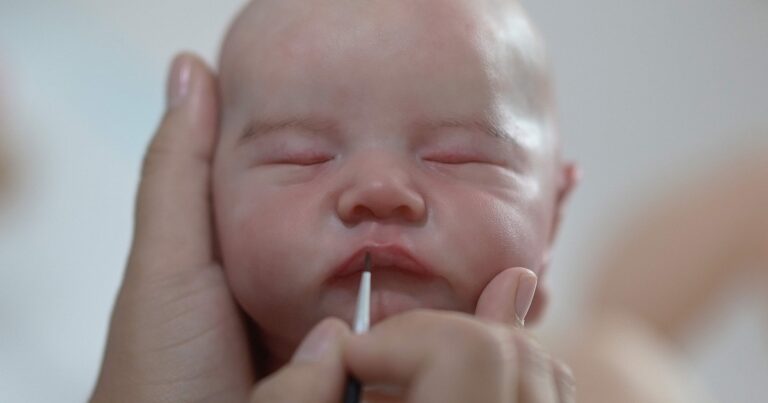 Bebés reborn: el perturbador avance de los muñecos hiperrealistas que respiran, lloran y parecen cobrar vida gracias a la IA