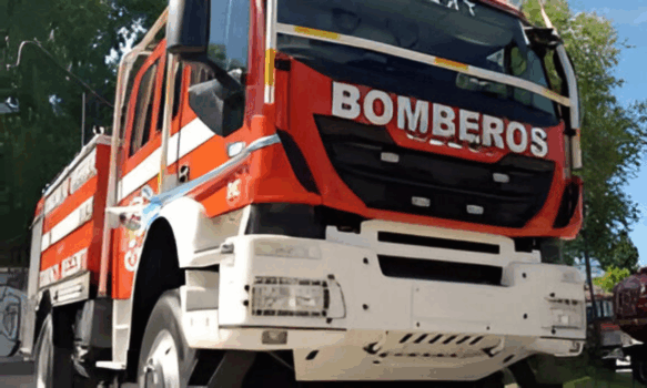 10 unidades de bomberos trabajaron en un incendio de pastizales durante un lapso de casi 5 horas