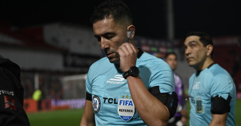 A los árbitros les está dirigiendo el VAR