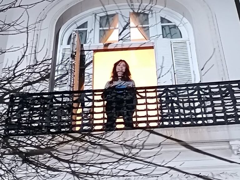 Reapareció Cristina Kirchner: salió al balcón, saludó a la militancia y llamó a votar por Fuerza Patria